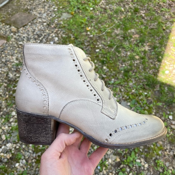 New Donald J Pliner DMSX Prep WD White Wash Distressed Lace Up Booties size 8 - Picture 10 of 15